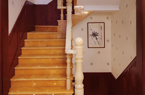 沿滩中式别墅室内汉白玉石楼梯的定制安装装饰效果